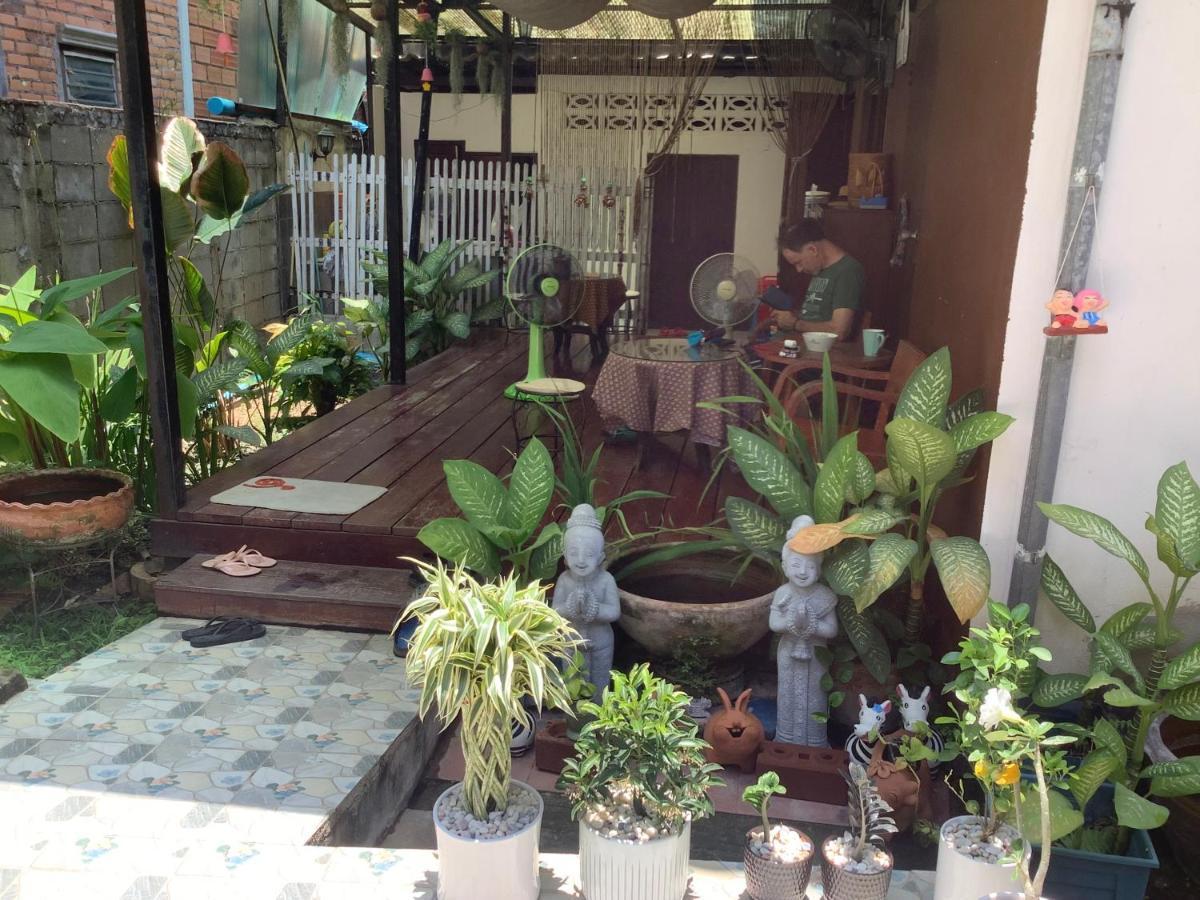 Tata Guesthouse Chiang Mai Extérieur photo