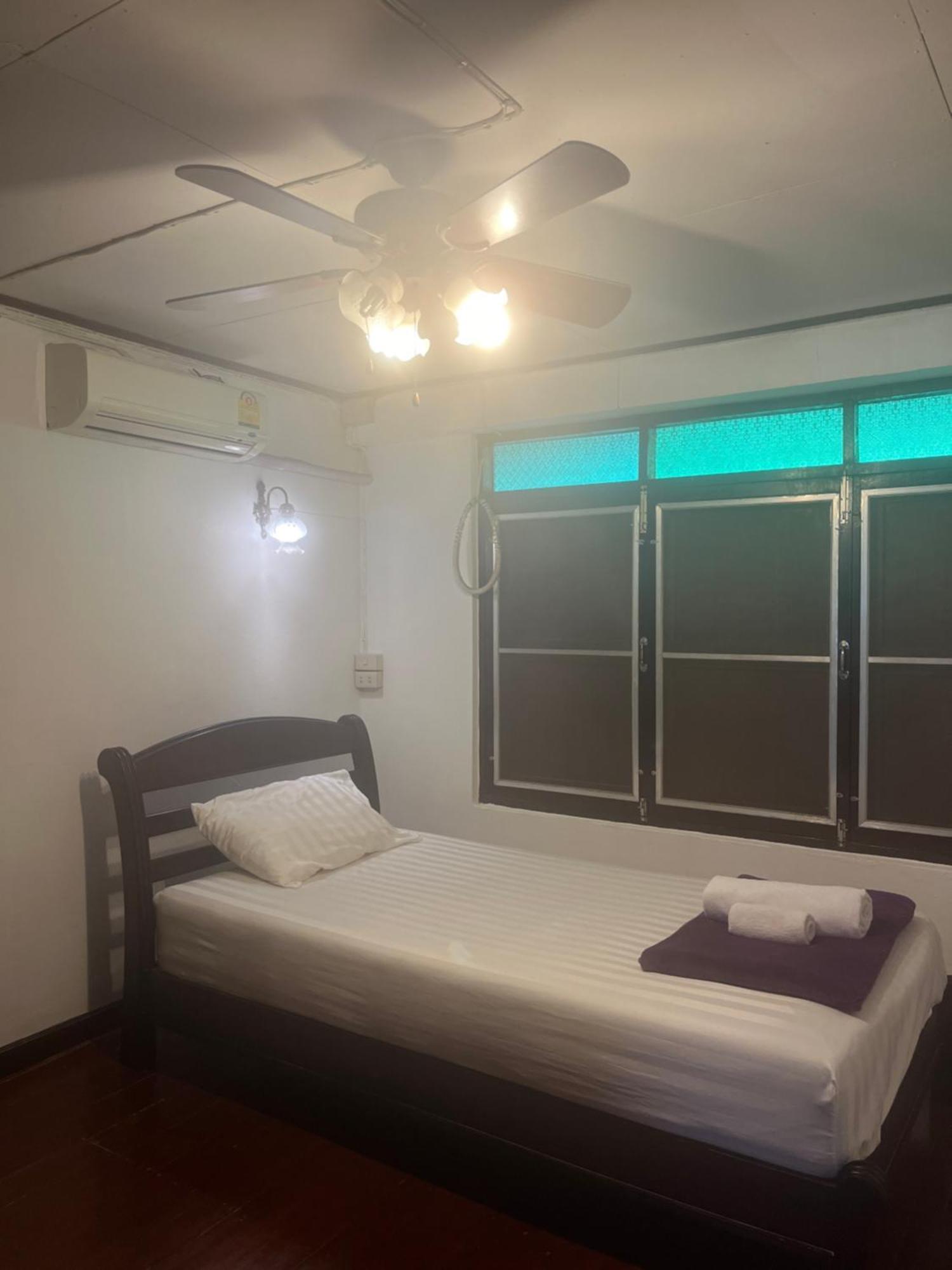 Tata Guesthouse Chiang Mai Extérieur photo