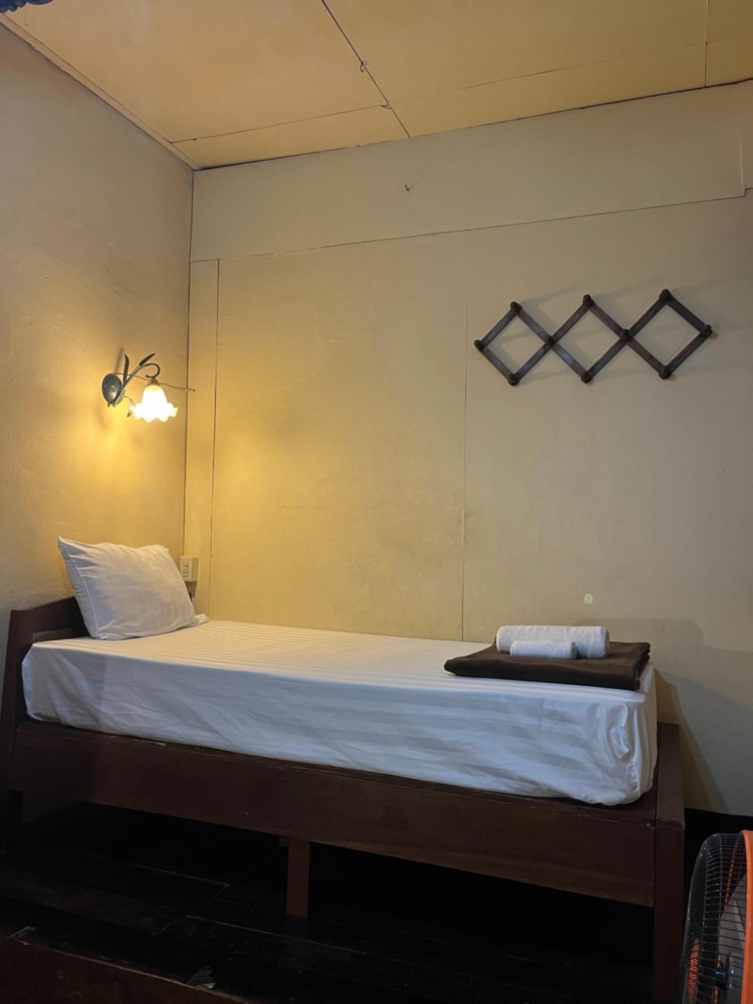 Tata Guesthouse Chiang Mai Extérieur photo