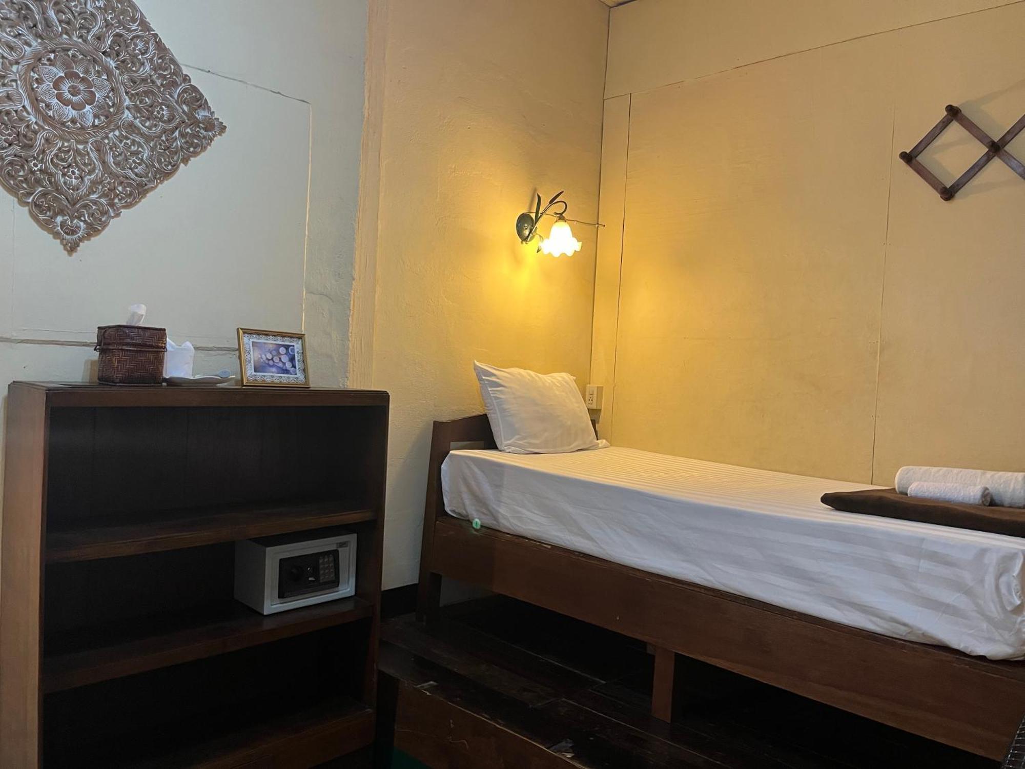 Tata Guesthouse Chiang Mai Extérieur photo