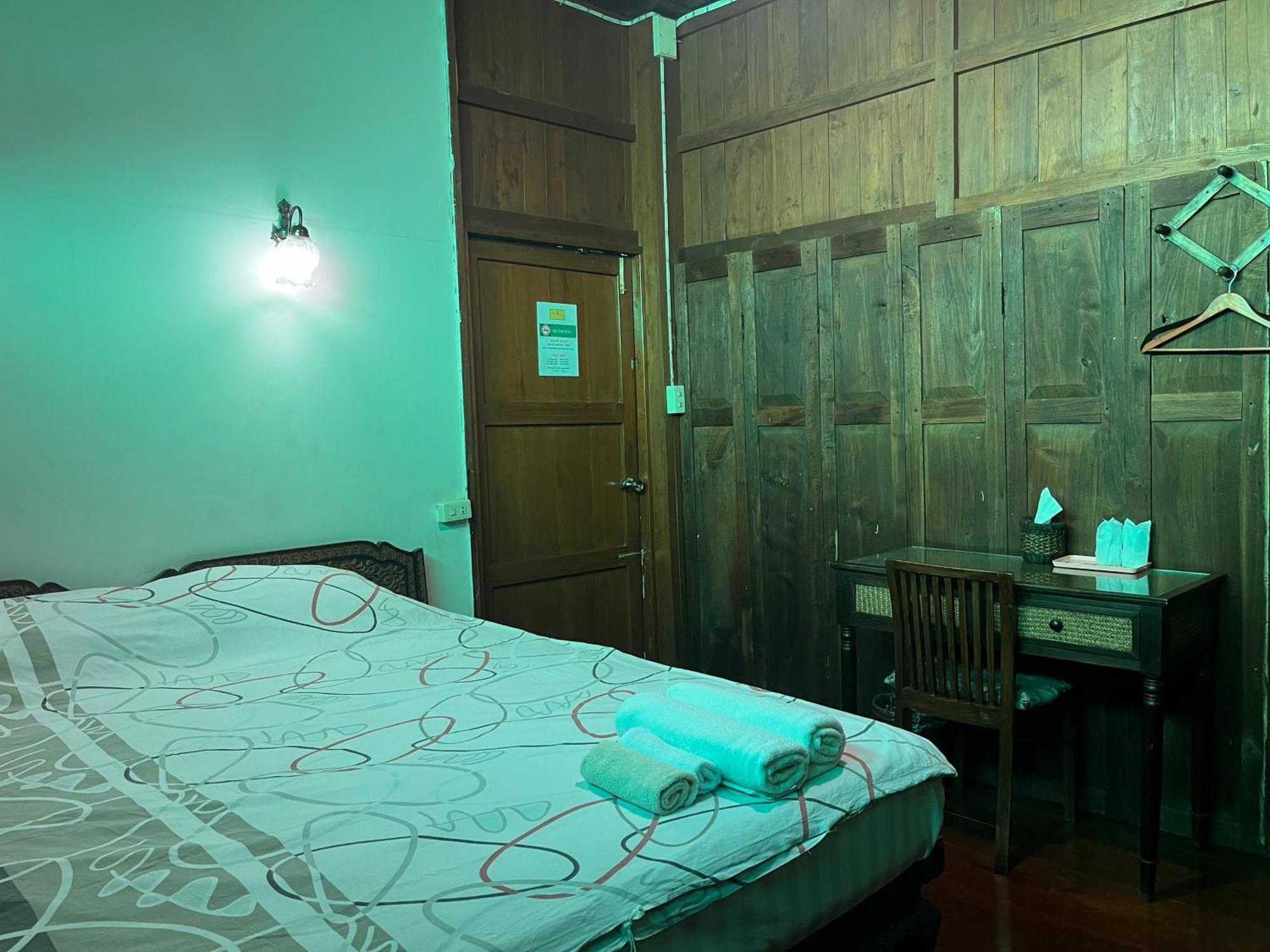 Tata Guesthouse Chiang Mai Extérieur photo